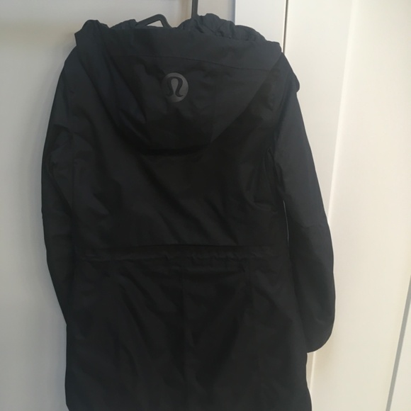 Lululemon Insulated Jacket waterproof size 4 Black RARE NEW CONDITION - Picture 10 of 11